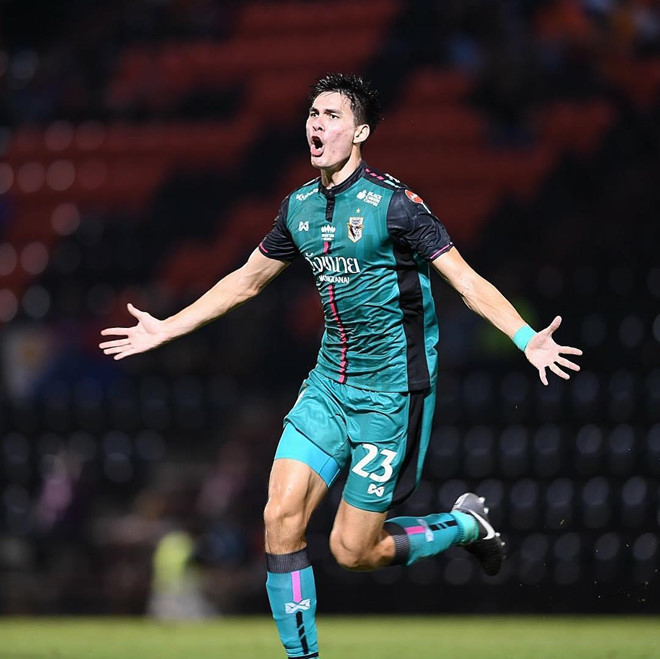 Mặc dù có lượng người theo dõi khá lớn nhưng trang cá nhân của Ballini lại khá kín tiếng cuộc sống riêng. Anh chủ yếu chia sẻ hình ảnh thi đấu trên sân và tập luyện cùng đồng đội.