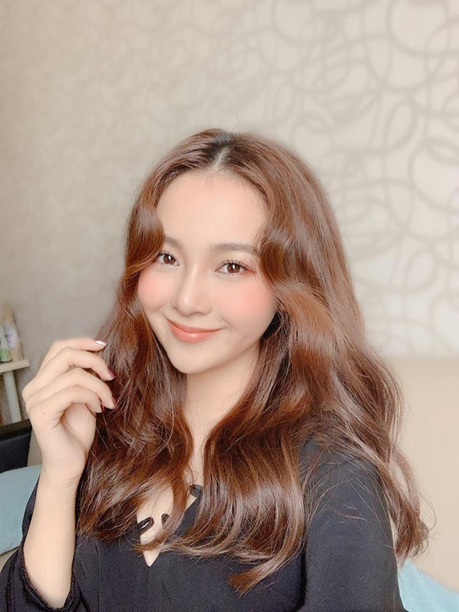 Tam Triều Dâng (sinh năm 1998) nhận được sự quan tâm lớn của dân mạng từ khi còn nhỏ. 9X là người mẫu tuổi teen, từng đạt giải trong cuộc thi Gương mặt tuổi hồng.