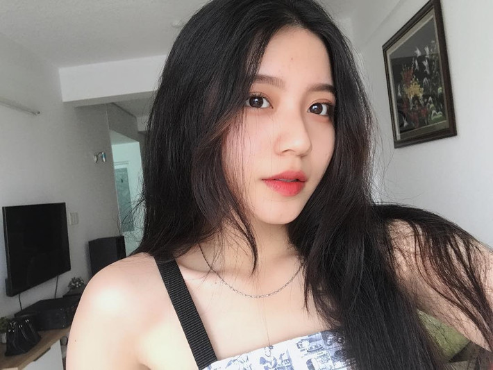 Trước đó, trên trang cá nhân, Ngọc Trân thường xuyên khoe ảnh trường lớp, công khai việc từng đạt giải nhì học sinh giỏi Văn cấp thành phố. Chính vì thế, thông tin bảng điểm này nhanh chóng gây tranh cãi.