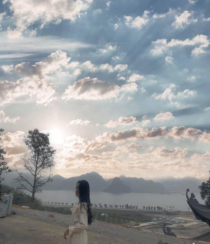 Quần thể chùa đồ sộ với kiến trúc độc đáo. Được biết, chùa Tam Chúc được thiết lập một vườn cột kinh khổng lồ với 1.000 cột đá, mỗi cột cao 12m, nặng 200 tấn.