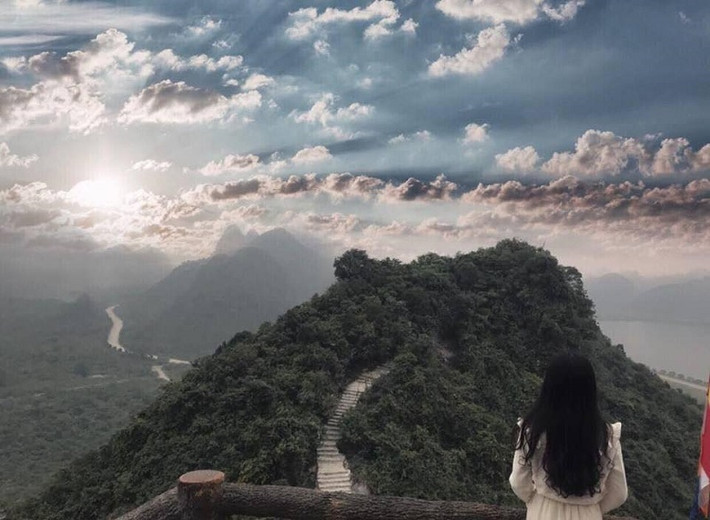 Mới đây trên các trang mạng xã hội, dân tình thi nhau check-in tại chùa Tam Chúc này bằng cách khoe những bức ảnh 'ảo' nhất có thể.