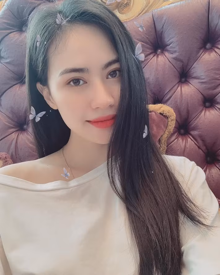 Mới đây, trên một diễn đàn MXH bức ảnh về 1 cô gái bị nghi ngờ là bạn gái mới Quang Hải liên tục được CĐM chia sẻ và thông tin cá nhân về cô nàng này cũng được tìm kiếm "gắt gao".