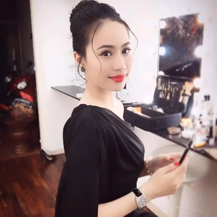 Nói về Thảo Mi, cô nàng này sở hữu vẻ ngoài xinh đẹp, thân hình sexy quyến rũ và thần thái sang chảnh chẳng khác gì Rich Kid.