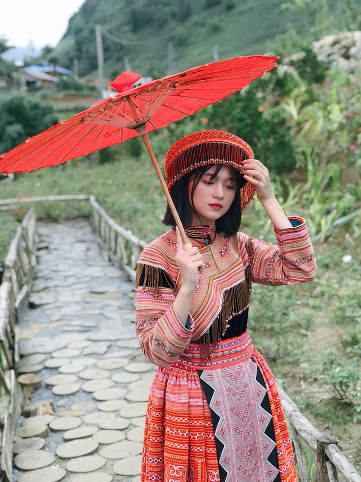 Hương Ly cảm thấy tự tin, thoải mái và vui vẻ trong những khoảnh khắc diện đồ dân tộc. Hơn thế nữa, lúc này cô gái trẻ đốn tim người đối diện vì không cần quá cầu kỳ nhưng vẫn vô cùng cuốn hút.