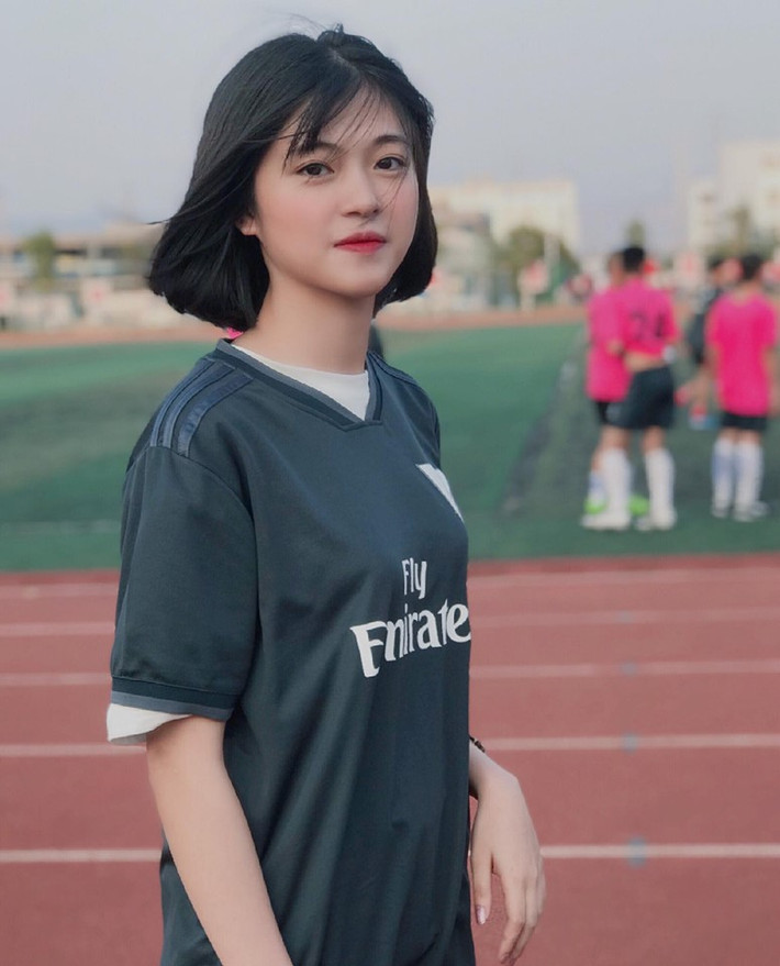 Nhưng từ khi chuyển nhà, gia đình Hương Ly chuyển sang buôn bán, những lúc rảnh rỗi cô bạn làm việc nhà và tranh thủ học thêm những kiến thức liên quan đến kỹ năng sống.