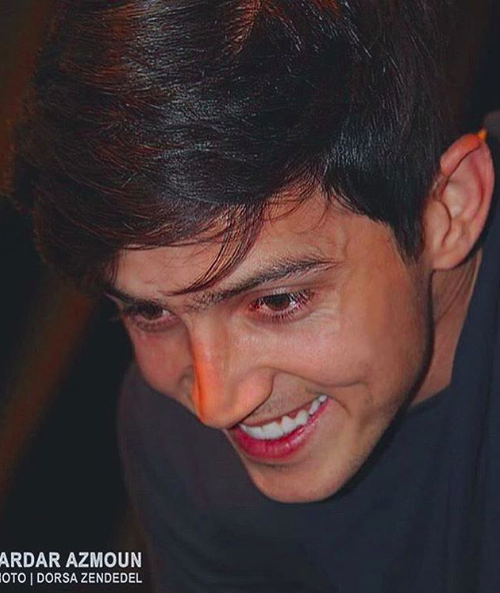 Sardar Azmoun có diện mạo khác biệt ở tuyển Iran. Hầu hết đồng đội đều để râu rậm rạp còn Azmoun có ngoại hình thư sinh, khuôn mặt dễ thương và nước da trắng.