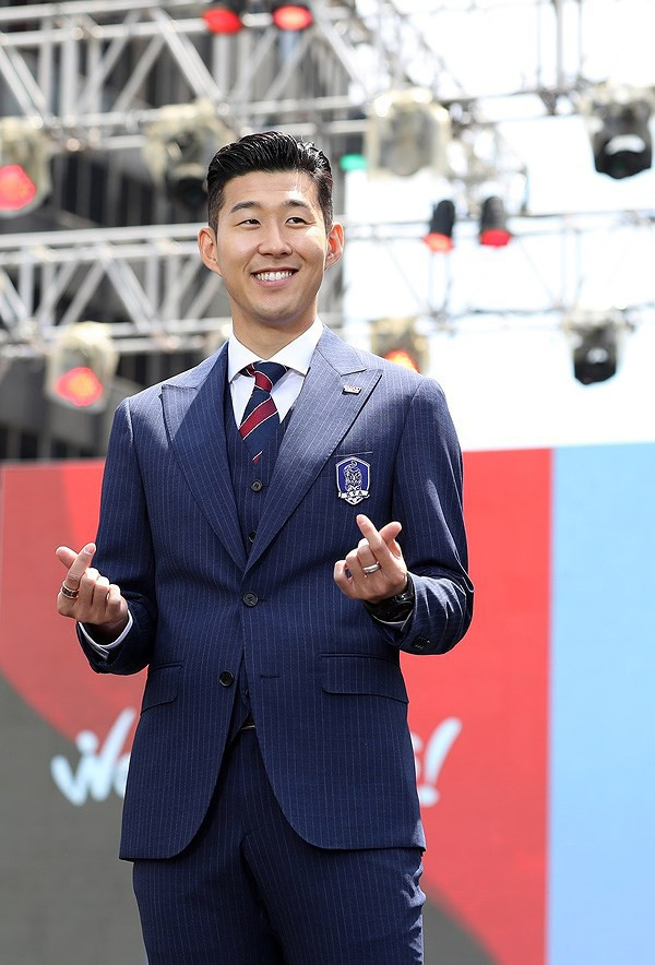 Tháng 8 năm 2015, Son Heung-min gia nhập Tottenham với giá 30 triệu euro, trở thành cầu thủ châu Á đắt giá nhất lịch sử. Sự nghiệp của anh đang lên như diều gặp gió. Son được định giá 50 triệu euro nhưng để mua chàng cầu thủ này, các CLB chắc chắn phải chồng lên bàn đàm phán con số lớn hơn nhiều.