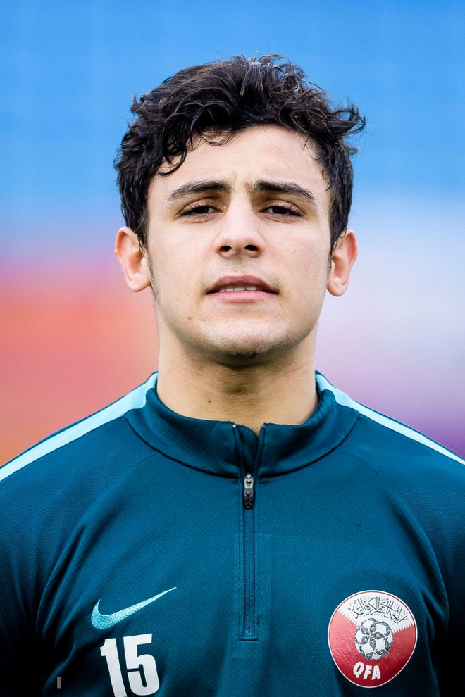 Bassam Hisham Al-rawi là hậu vệ tuyển Qatar tại Asian Cup năm nay. Anh chàng này sinh ngày 16/12/1997 tại thủ đô Baghdad, Iraq.