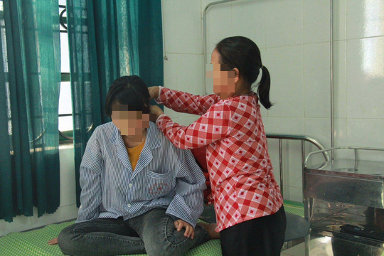 Sau khi sự việc bạo hành tại THCS Phù Ủng xảy ra, sáng 30/3 Sở Giáo dục và Đào tạo Hưng Yên đã thống nhất đình chỉ hiệu trưởng Nhữ Mạnh Phong 15 ngày để xử lý vụ việc, giáo viên chủ nhiệm lớp em Y. cũng bị điều chuyển.