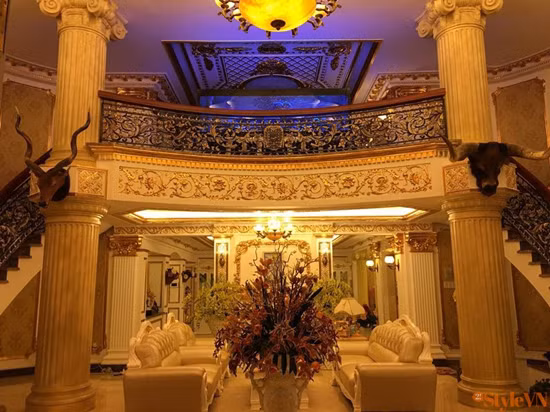 Nội thất bên trong đẹp từng li. Mỗi chi tiết đều được chạm trổ kỳ công, tinh tế.