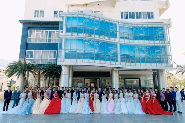 Nhóm sinh viên ĐH Quy Nhơn không ngần ngại hóa thân thành cô dâu, chú rể để có được bộ ảnh kỉ yếu cực chất và đảm bảo chưa từng có này trong đời đi học.