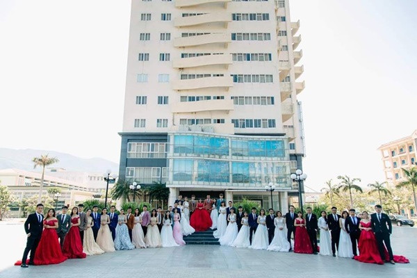 Ảnh kỉ yếu là bộ ảnh đánh dấu dấu mốc quan trọng trong quãng thời gian gắn bó bên nhau của học sinh, sinh viên. Bởi vậy ai cũng muốn có những bộ ảnh thật ấn tượng để lưu lại những kỷ niệm khó quên bên mái trường, thầy cô, bạn bè.