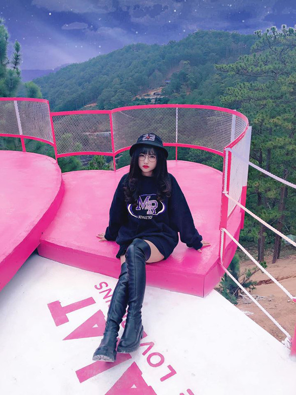 Cây cầu trái tim được tạo thành hình trái tim đôi với màu hồng nổi bật, lại được thiết kế cặp đôi thể hiện sự gắn kết trong tình cảm.