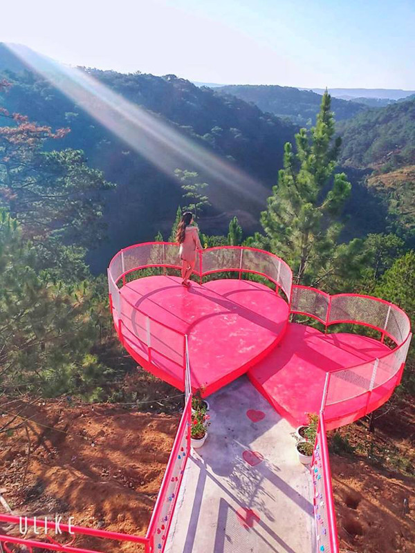 Thế nhưng, mọi nỗi sợ hay ám ảnh về lời nguyền chia tay khi đến thăm Đà Lạt dường như đã tan biến khi mới đây, một câu cầu đôi hình trái tim mới xuất hiện đã khiến những tín đồ mê xê dịch đến với thành phố sương mù đứng ngồi không yên.