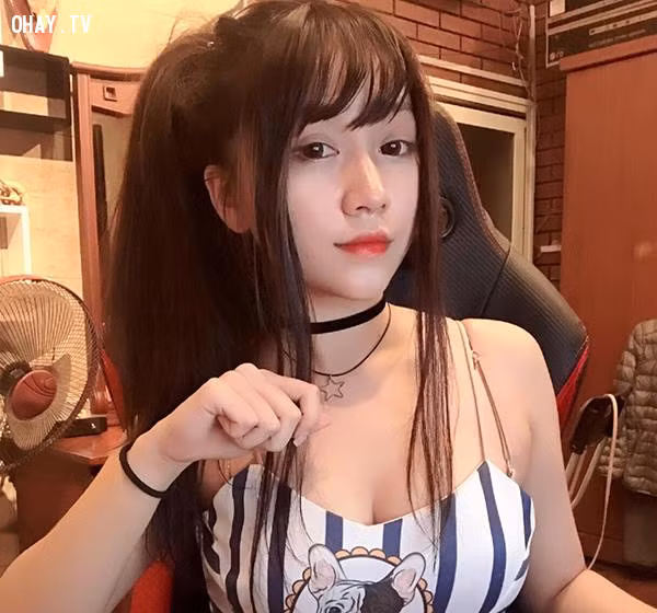 Cuối cùng, có người khẳng định đó là cô gái khác chứ không phải Kiều Anh Hera vì trên lưng nữ chính trong clip không có hình xăm như nữ streamer nổi tiếng. Giữa tâm bão dư luận, nữ streamer chọn cách giữ im lặng.