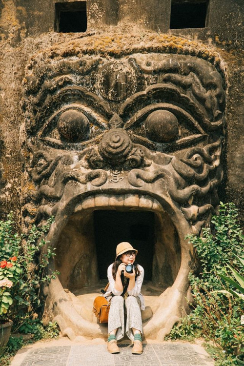 Bên cạnh đó, Luang Prabang còn nổi tiếng với những ngôi chùa đẹp với lối kiến trúc độc đáo cùng rất nhiều dãy nhà cổ.