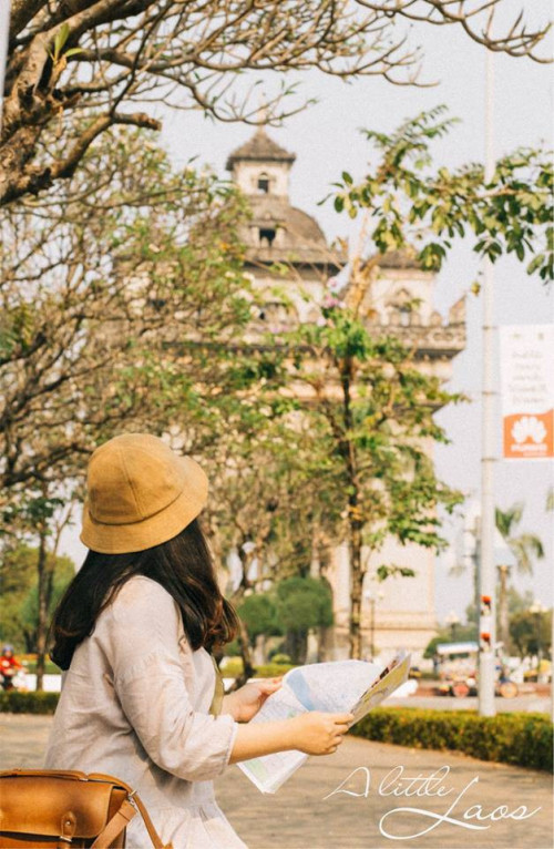 Trong đó, Luang Prabang là nơi mà mọi thành viên trong team đều thích. Bởi vì mọi ngóc ngách ở đây đều tràn ngập sự bình yên và dễ thương đến lạ. Cả nhóm di chuyển giữa các địa điểm khá dễ dàng bằng phương tiện chính là xe buýt.