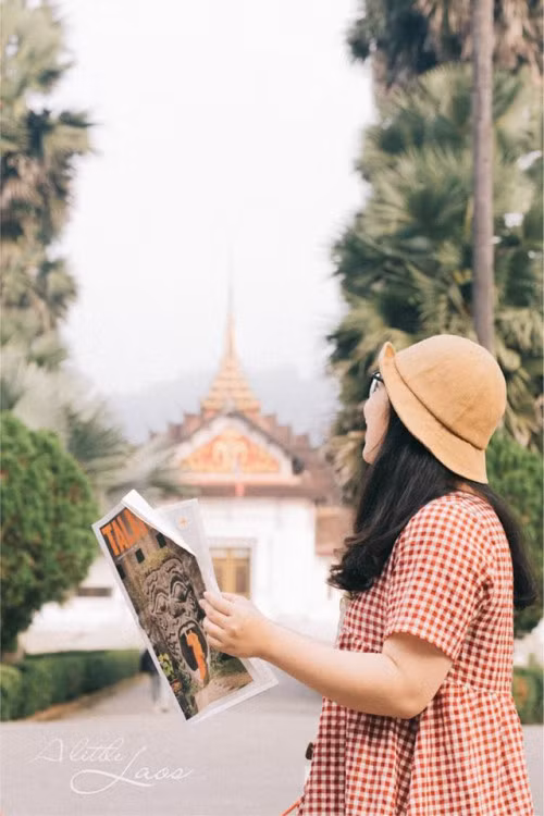 Đến Luang Prabang, nhóm bạn của Cẩm Nhung được trải nghiệm văn hoá ẩm thực đường phố ngay tại các khu chợ tự phát hay trong những sạp hàng đầy màu sắc ở chợ đêm.