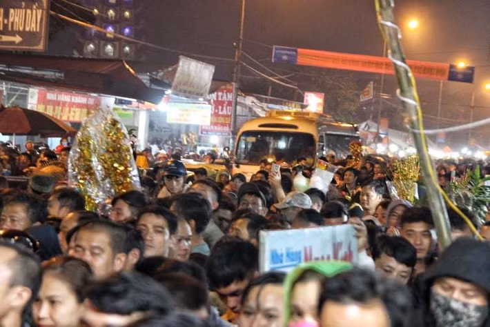 Chính bởi vậy, các tuyến đường ở chợ Viềng bị tắc từ khoảng 20h30, sau đó trời bắt đầu đổ mưa làm cho tình trạng càng nghiêm trọng hơn.