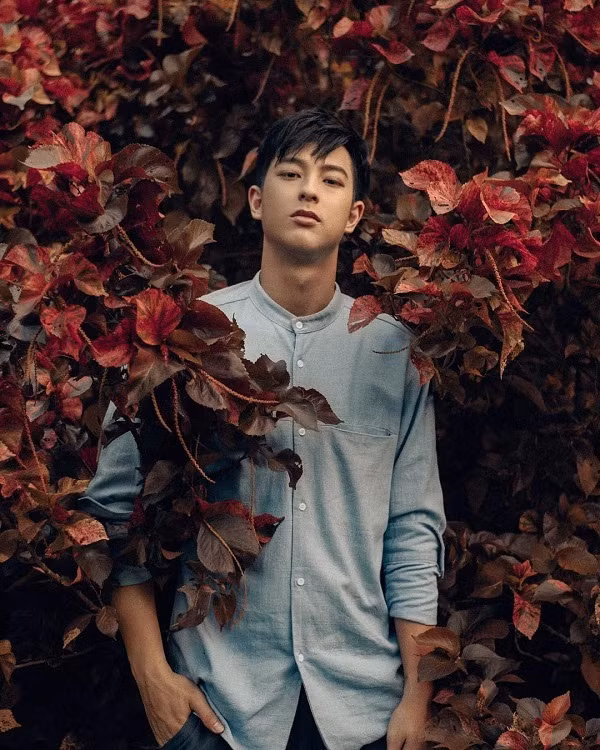 Ngoài những bộ trang phục thi đấu thì phong cách thời trang thường ngày đa dạng, cá tính của chàng hot boy cầu lông này cũng gây được nhiều ấn tượng.