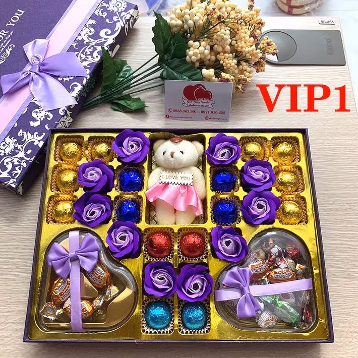 Trong ngày Valentine, chocolate handmade là món quà được nhiều bạn trẻ nhắm tới để tặng một nửa của mình. Không còn đơn sơ là chocolate phong như ngày xưa, ngày nay các bạn trẻ đã vô cùng sáng tạo khi trang trí hộp chocolate rất nhiều màu sắc và hình thù. Chắc chắn đây sẽ là món quà được nhiều người lựa chọn cho mùa Valentine năm nay.