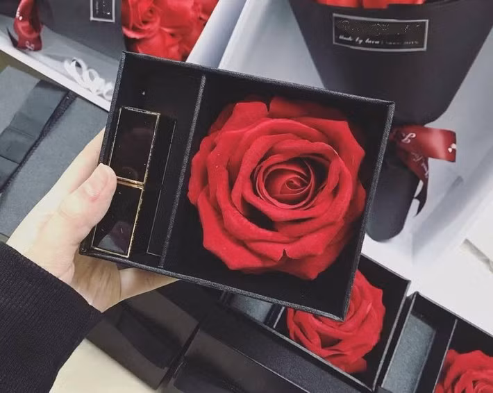 Đối với phái nữ cây son là vật bất li thân của họ. Không phải vì thế mà kiểm tra 100 chị em thì có đến 101 người có son trong túi đeo. Ngày lễ tình nhân, các anh em nếu muốn được thưởng những nụ hôn ngọt ngào thì ngần ngại gì mà không chi tiền mua son tặng người yêu.