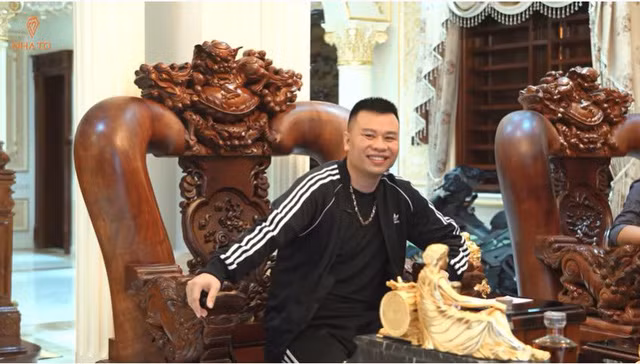 Căn nhà được xây dựng và bài trí phong cách riêng của gia chủ. Đặc biệt, bên trong toàn là gỗ quý hiếm.