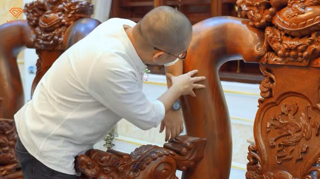 Gia chủ rất mê gỗ và phải dành đến 5 năm để chuẩn bị, mua gom gỗ nguyên khối, thuê thợ đến chạm khắc các món đồ gỗ trong nhà.