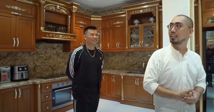 Nội thất phòng bếp cũng được làm từ gỗ quý.