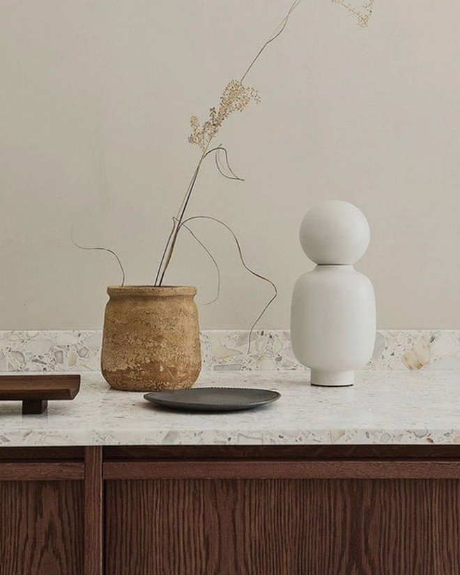 Cảm hứng từ thiên nhiên cũng là xu hướng nội thất chính của năm 2022. Do thời gian ở trong nhà quá lâu nên việc mang các yếu tố thiên nhiên như đá, đá cẩm thạch, đá granit và gỗ vào trang trí cho không gian sống rất quan trọng.