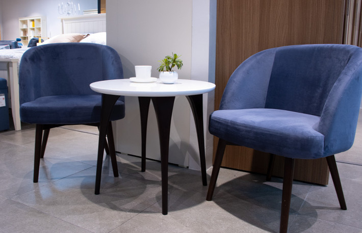 Theo đó, những chiếc bàn, đèn, ghế đôn và sofa… hầu như đều được thiết kế không có góc vuông mà được bo tròn.