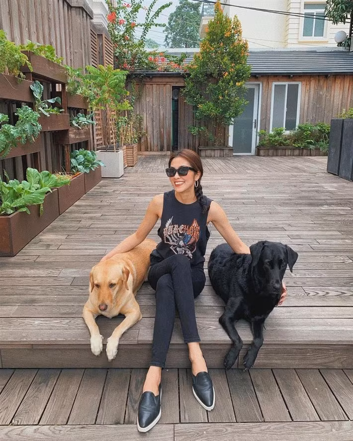 Bên trong biệt thự của Tăng Thanh Hà còn có một khu vườn nhỏ được đích thân nữ diễn viên chăm sóc hằng ngày. Ảnh: FBNV