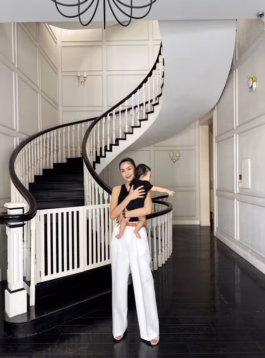 Ngôi nhà sử dụng hai gam màu trắng - đen chủ đạo. Ảnh: FBNV