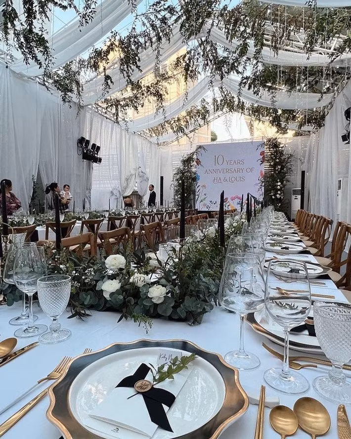 Tiệc kỷ niệm 10 năm ngày cưới của Tăng Thanh Hà diễn ra ngay trong sân vườn của căn biệt thự của gia đình. Ảnh: @thelab.weddingplanner/IG