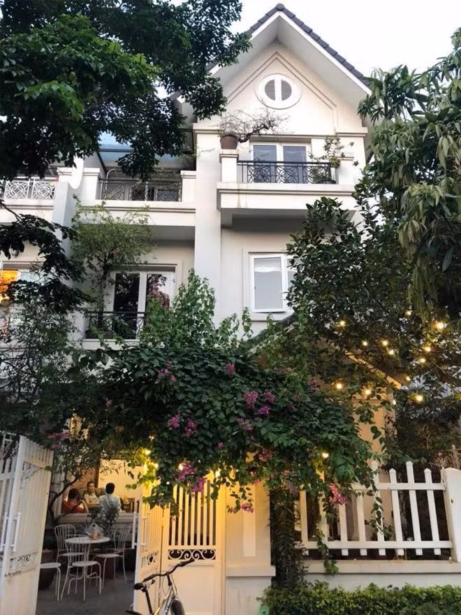 Biệt thự của ca sĩ Quang Hà nằm trong khu "nhà giàu" ở Long Biên với kết cấu 3 tầng xinh xắn. Ảnh: Dân Việt