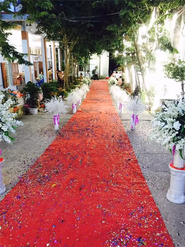 Ngoài đầu tư tiền vé máy bay, tiền thuê khách sạn cho khách, cặp đôi còn cẩn thận chuẩn bị quà cảm ơn họ. Ảnh: Yan