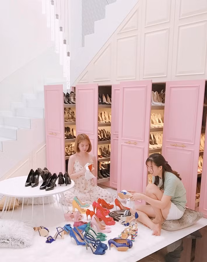 Ngọc Trinh còn có niềm đam mê với đồ hiệu. Cô thường xuyên thực hiện các clip "đập hộp" những món đồ như túi xách, mắt kính, giày… có giá trị từ vài chục triệu đến vài trăm triệu đồng. Ảnh: FBNV