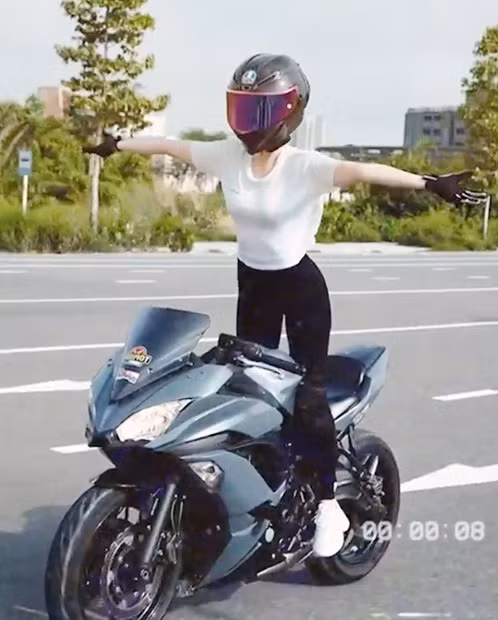  Ngọc Trinh bị cáo buộc đăng video "biểu diễn" xe phân khối lớn lên mạng xã hội, có hàng triệu người theo dõi, gây ảnh hưởng xấu đến an ninh trật tự, an toàn xã hội. Ảnh: cắt từ clip