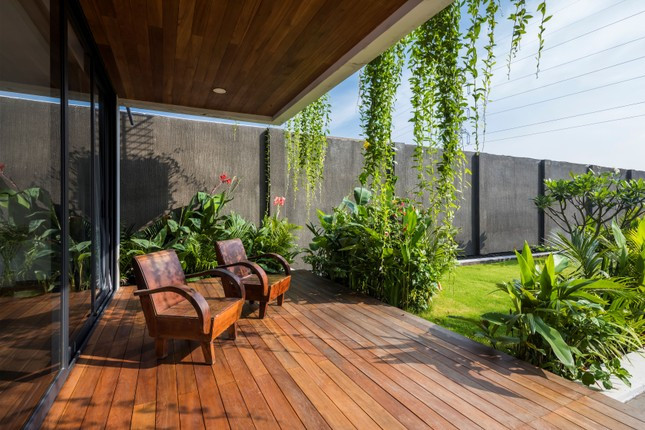 Hàng hiên rộng trước nhà là nơi thư giãn của gia đihf mỗi buổi chiều.