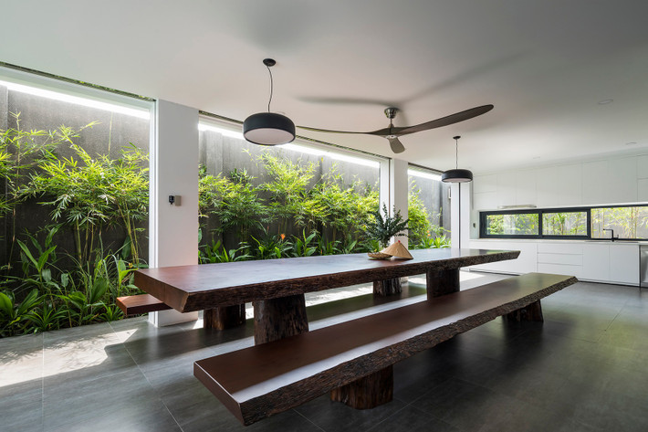 Phòng ăn và nhà bếp bố trí tại tầng trệt với view bàn ăn hướng ra bể bơi và sân vườn.