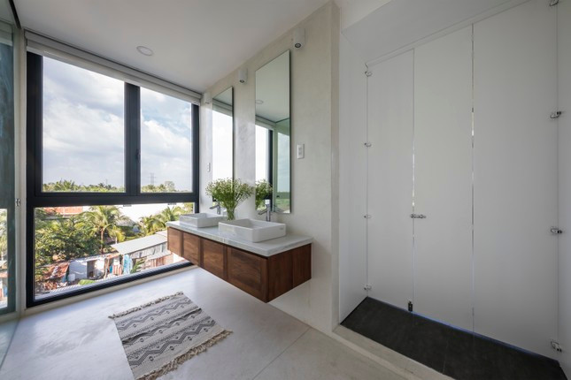 Nhà tắm được thiết kế đơn giản, vẫn sử dụng tông màu trắng tạo nên nét tinh giản, sang trọng.