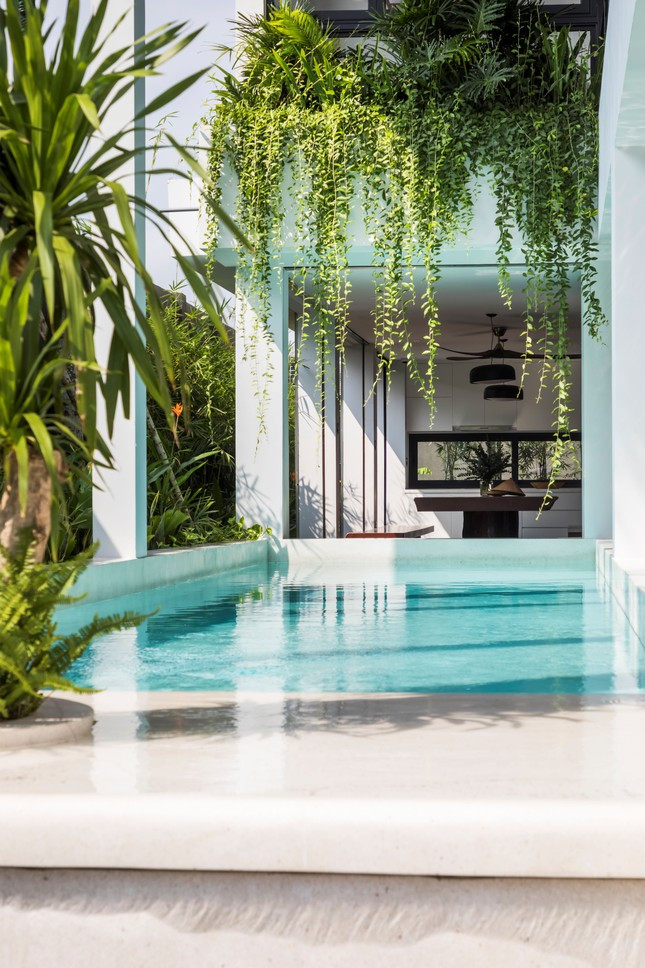 Việc đặt hồ bơi ở vị trí này giúp phát huy khả năng liên kết các không gian sinh hoạt theo chiều cao và chiều đứng.