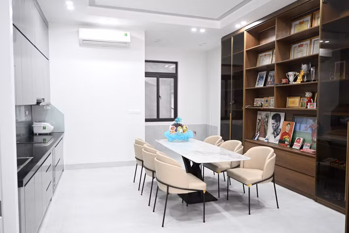 Khu vực bếp và bàn ăn rộng rãi, có gam màu trắng chủ đạo. Ảnh: FBNV