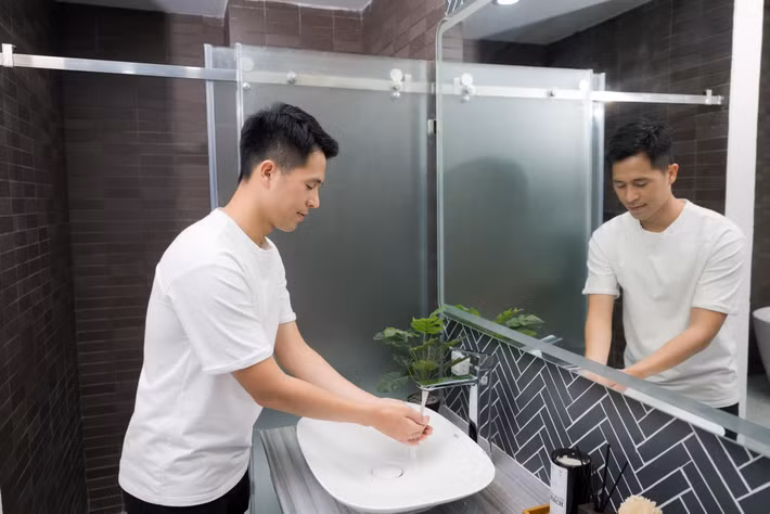 Nội thất trong phòng tắm hiện đại, sang trọng. Ảnh: FBNV