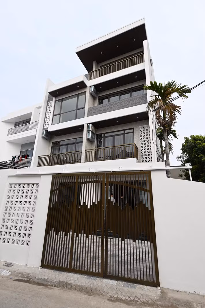 Ngôi nhà có tông màu trắng chủ đạo, khá rộng rãi. Ảnh: FBNV