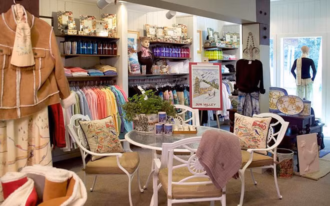 Các cửa hàng lưu niệm của khách sạn Sun Valley bày bán các món hàng xa xỉ.