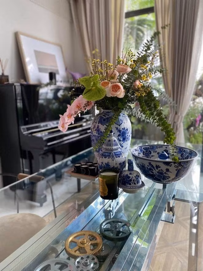 Căn hộ của Tùng Dương được trang trí với rất nhiều hoa tươi, tạo không gian sống động và đầy sức sống. Ảnh: FB Tung Duong