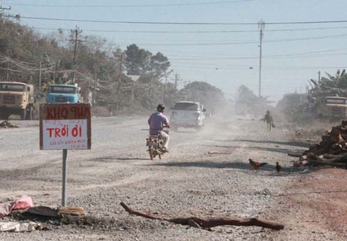 “Tỉnh sẽ chỉ đạo quyết liệt để không còn tình trạng bụi mù mịt và sớm xong đường cho người dân”, ông Nguyễn Văn Thành - Chánh văn phòng UBND tỉnh Bình Phước hứa tại cuộc họp khẩn về dự án này trong ngày 13/1.
