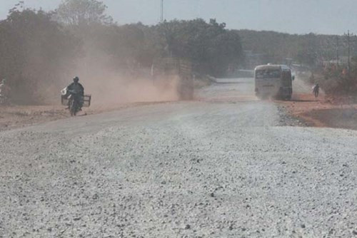 “Thời gian qua do khó khăn về vốn nên chủ đầu tư tạm ngừng thi công và “quên” tưới nước con đường. Tôi cũng đã nhiều lần yêu cầu chủ đầu tư, đơn vị thi công phải tưới nước hằng ngày nhưng được vài hôm thì đâu lại vào đấy. Tôi còn bức xúc nói chi là hàng ngàn hộ dân sống dọc quốc lộ 13”, ông Hồ Văn Hữu - Giám đốc Sở GTVT tỉnh Bình Phước nói.