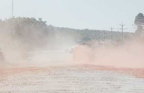 Theo người dân nơi đây, nhiều người đã bị ngã gãy tay chân, xe tải thì lật ngửa bốn bánh lên trời... khi đi qua "con đường đau khổ" này.